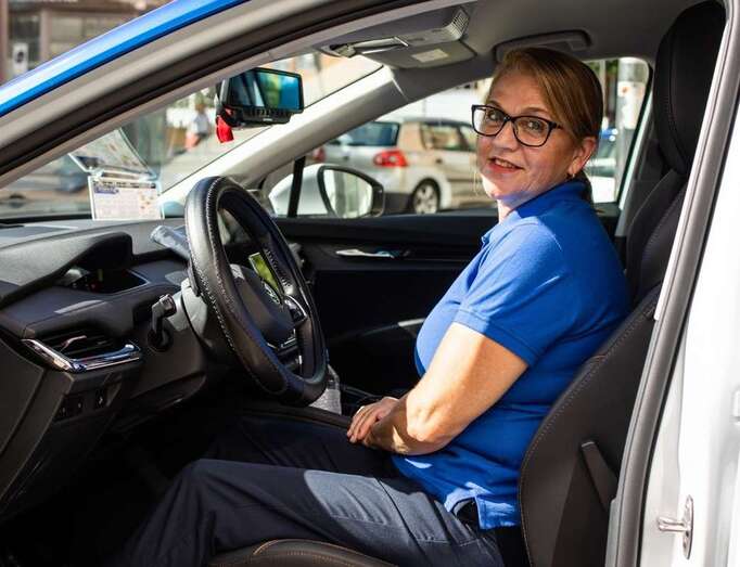 Delia Santana al mando de su nuevo vehículo/TA.